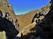 58  Scendo il canalino con vista sul Passo di Salmurano baciato dal sole